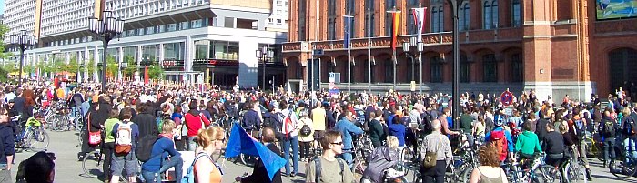 Über 2000 Teilnehmer fuhren mit bei der Fahrrad- und Skater-Demo A100 stoppen, Einspruch jetzt! am Sonntag, 19.04.2009
